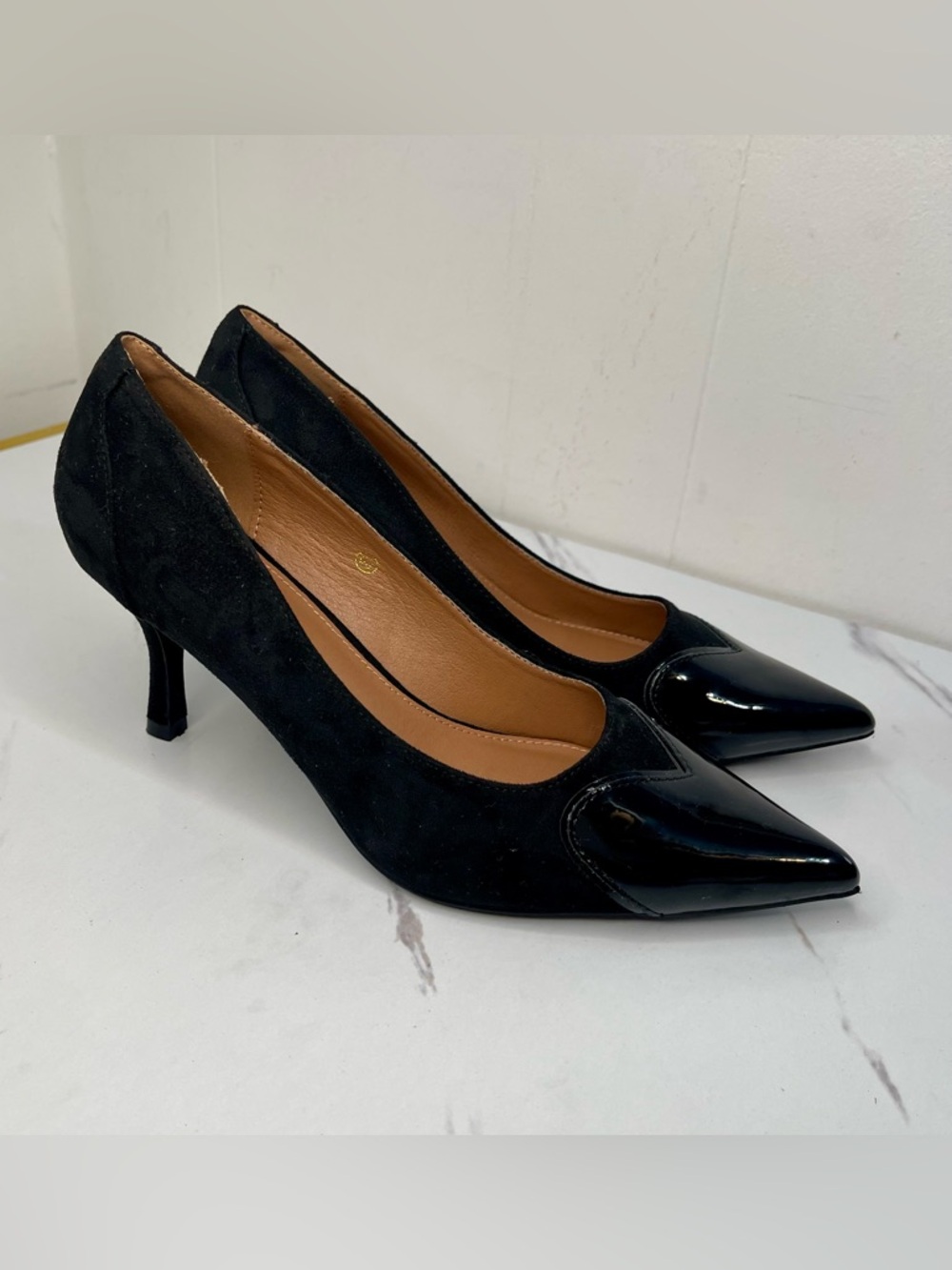Elegant Black Pointed-Toe Suede & Patent Mid-Heel Pumps Size 8.5M - Picture 3 of 13